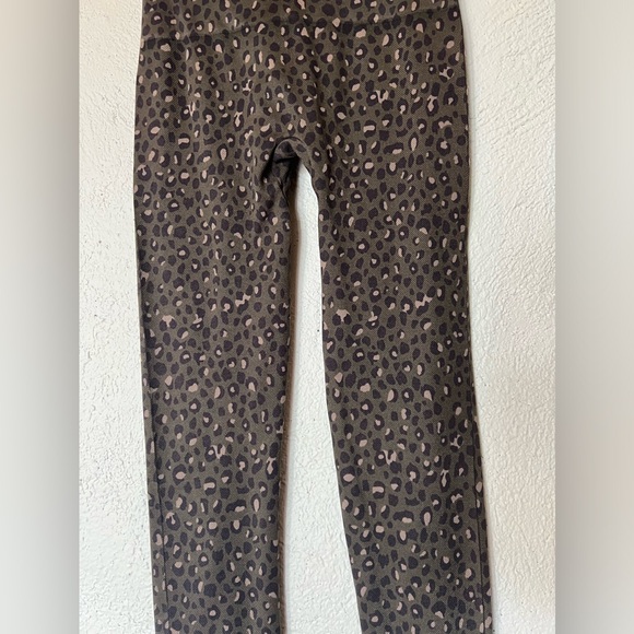 SPANX Look At Me Now Seamless Olive Leopard Leggings - Picture 8 of 14